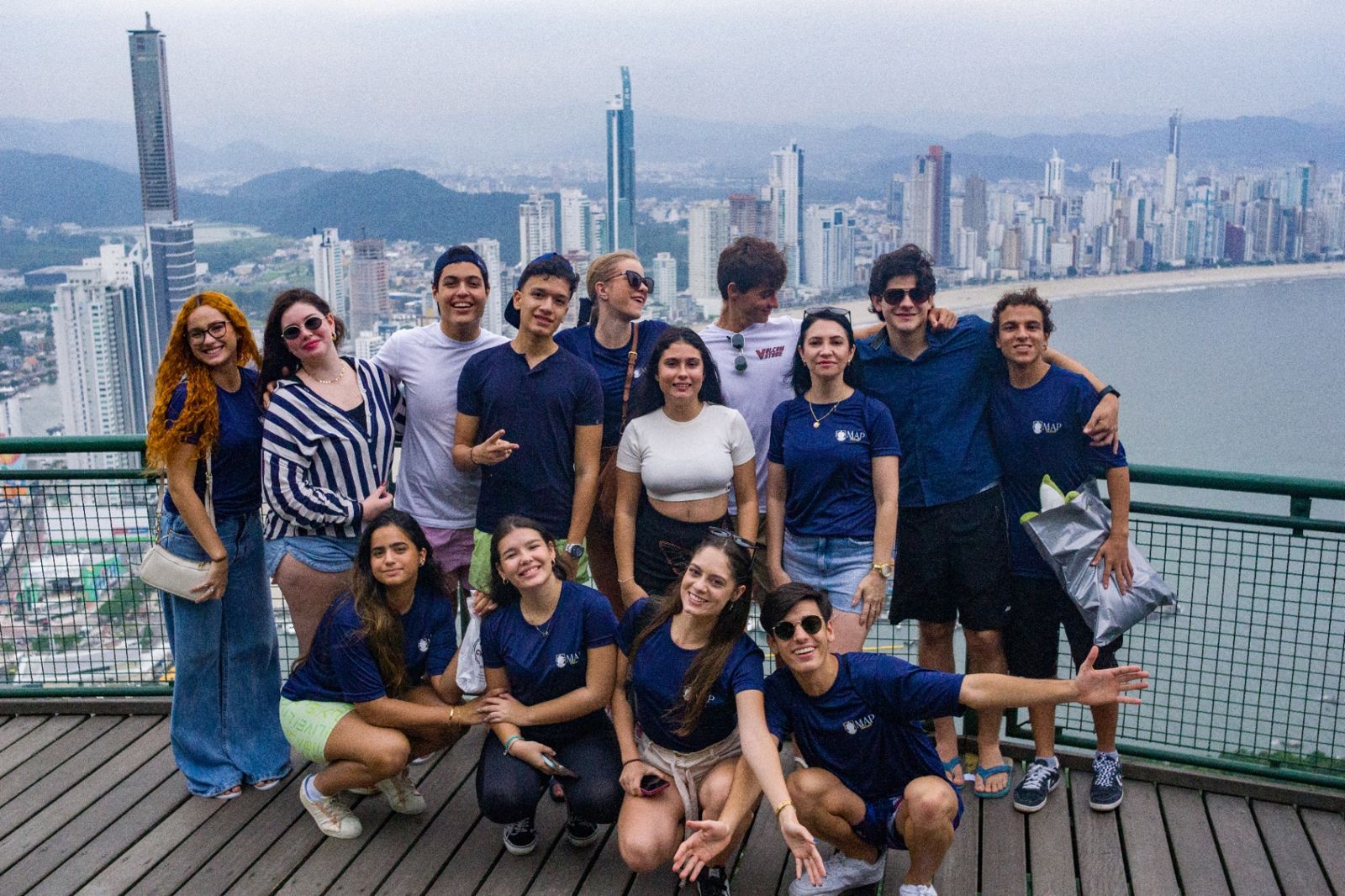 Grupo de alunos da MAP reunidos durante experiência